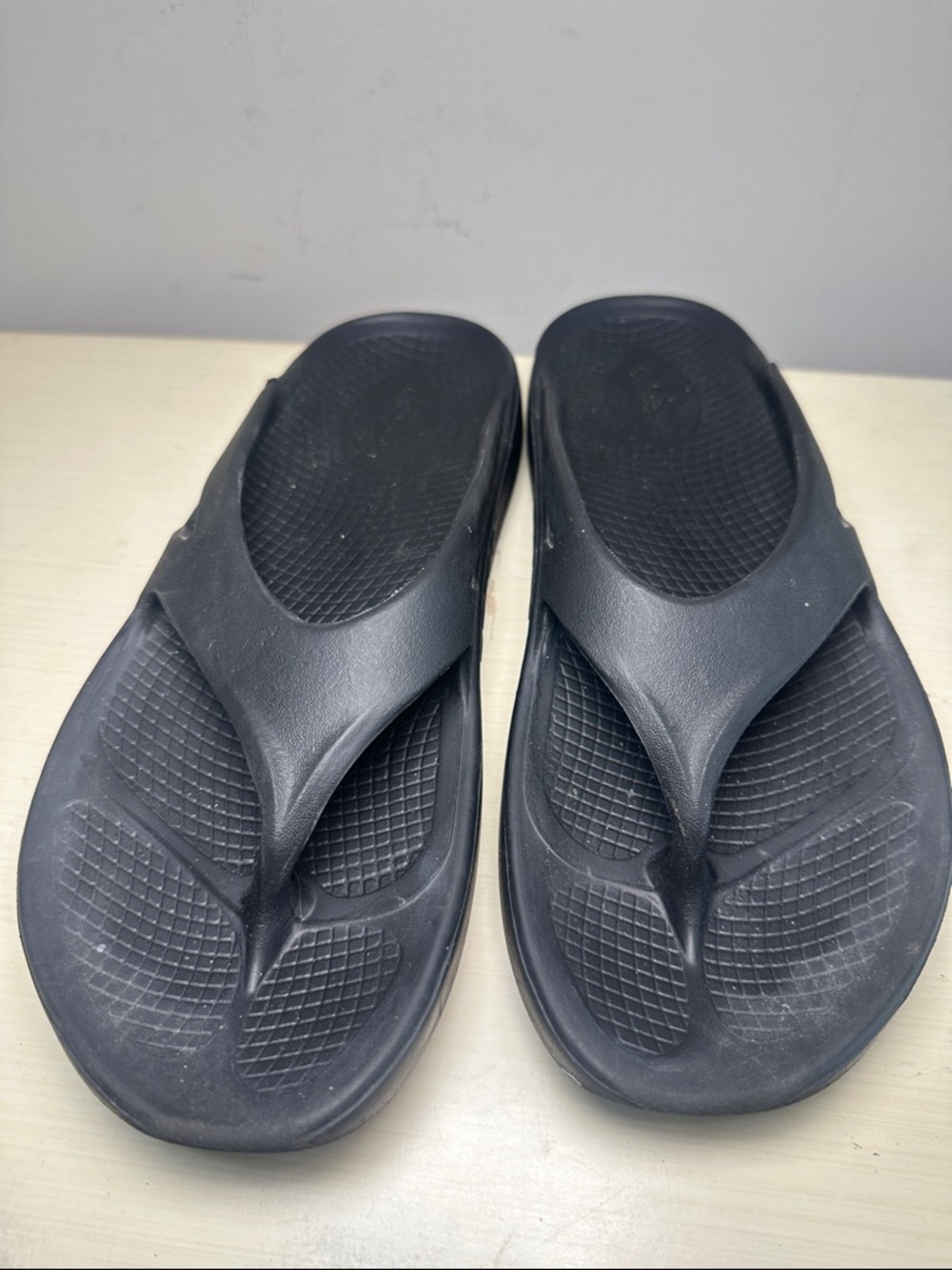 OOFOS Black Recovery Flip Sandals - Picture 4 of 7